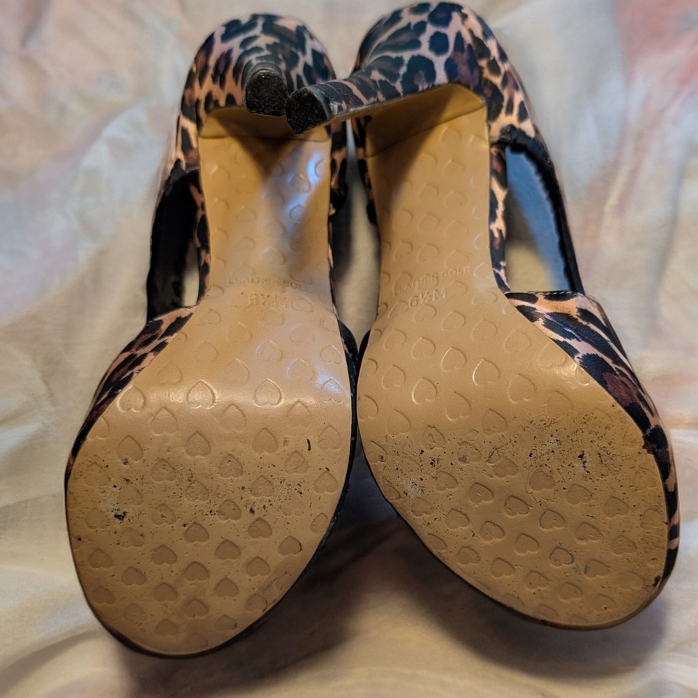 Betsey Johnson Women’s
Leopard Print Heels
Size 6.5 - Picture 3 of 5